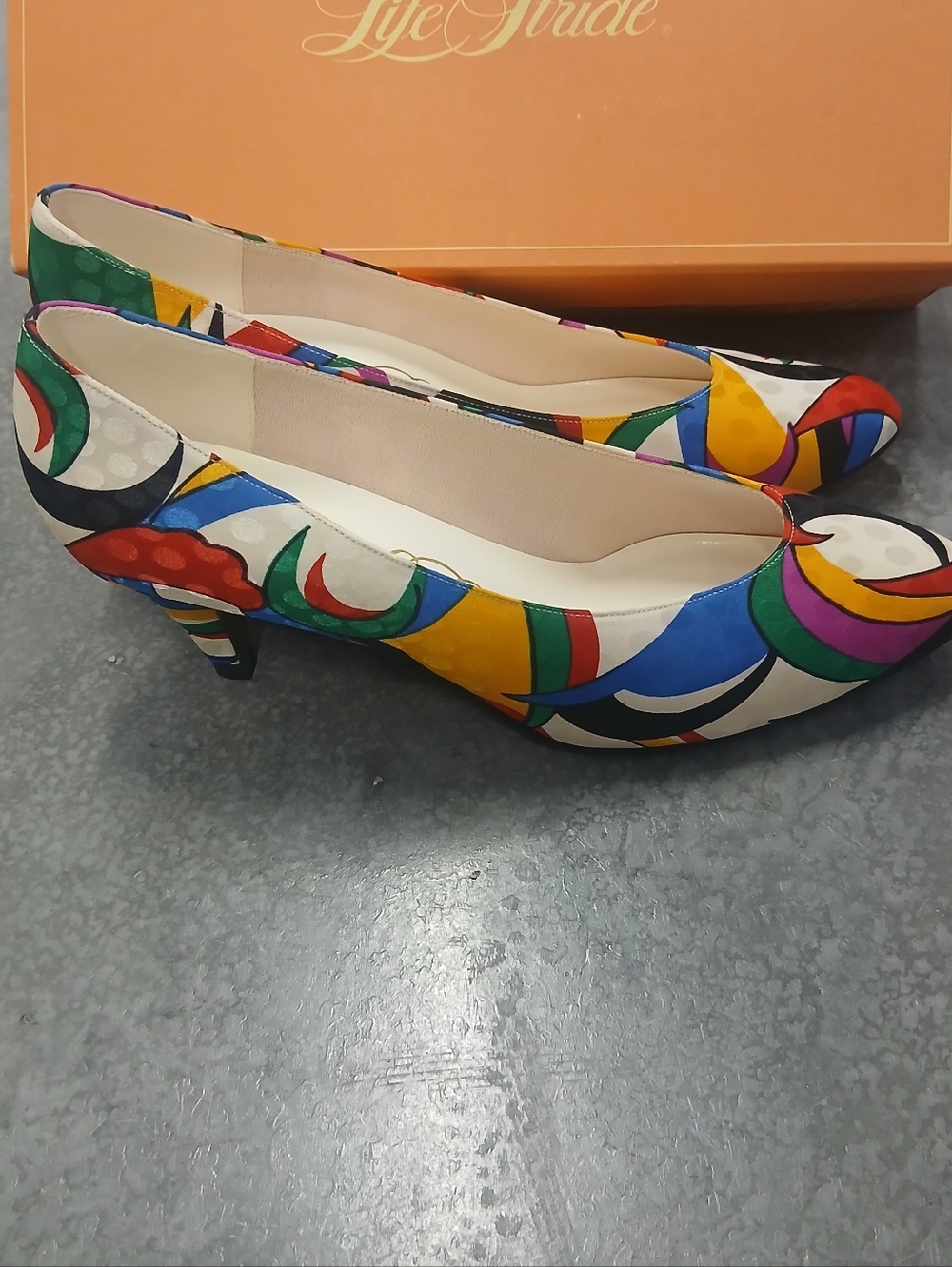 NWT Vintage Life Stride Geometric Print Kitten Heel Pumps Size 8.5 - Picture 2 of 12